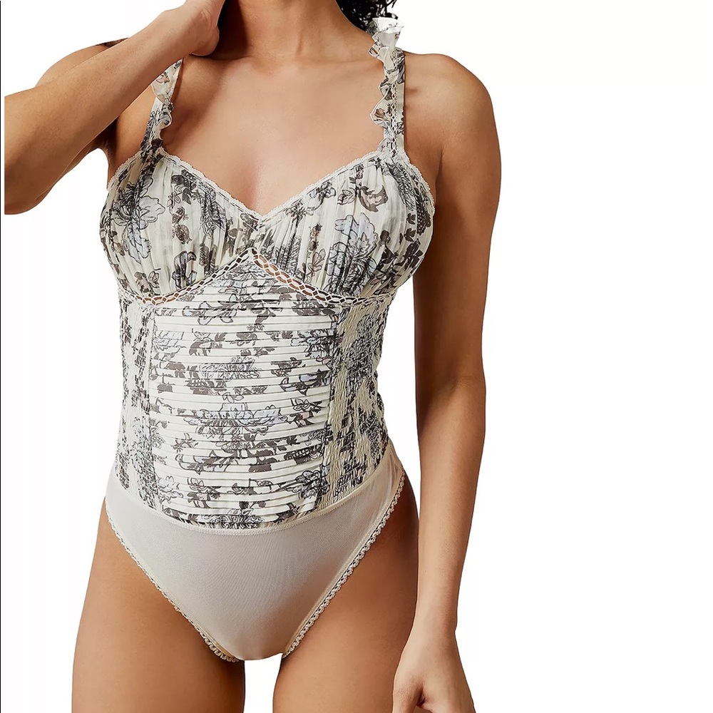 NWT Weekend Plans Bodysuit
FREE PEOPLE